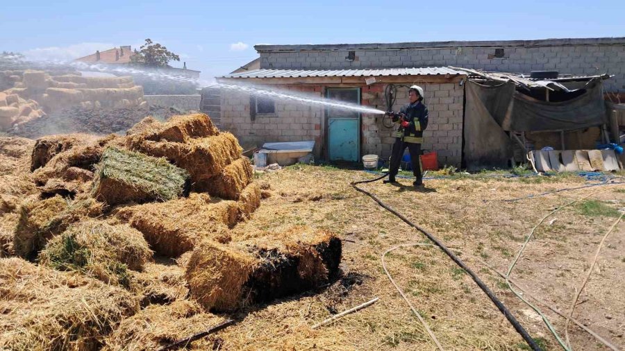 Karaman’da Çıkan Yangında 400 Saman Balyası Kül Oldu