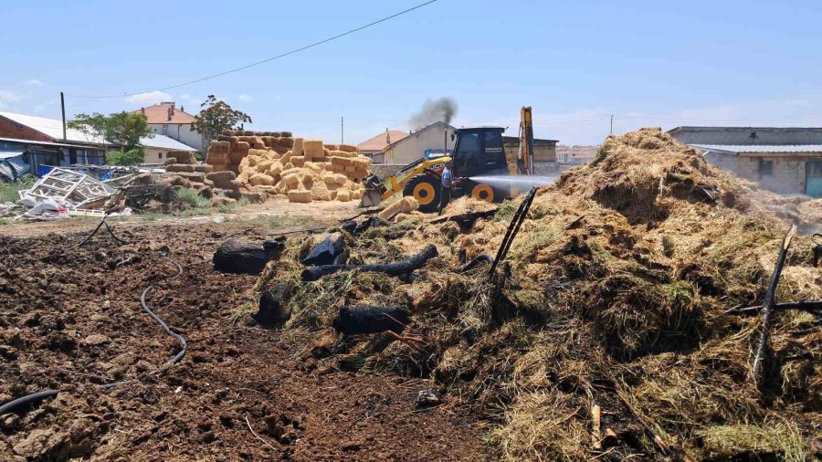 Karaman’da Çıkan Yangında 400 Saman Balyası Kül Oldu