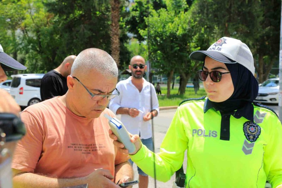 Apartman Bahçesine Uçan Araç Açık İşyerine Santimetreler Kala Durabildi