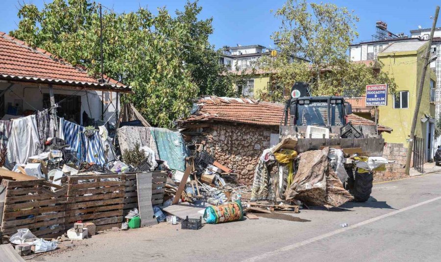 Antalya’da Çöp Ev Operasyonu: 2 Evden 12 Kamyon Çöp Çıkarıldı