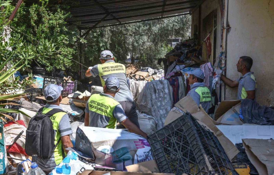 Antalya’da Çöp Ev Operasyonu: 2 Evden 12 Kamyon Çöp Çıkarıldı