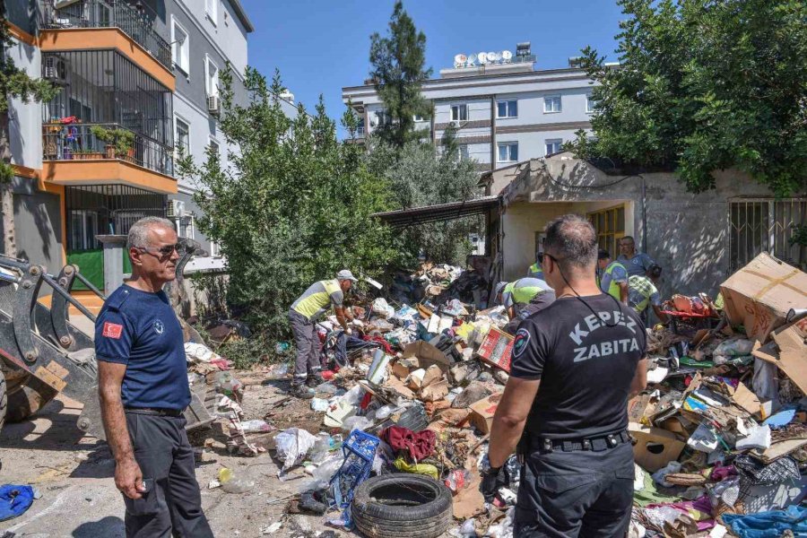 Antalya’da Çöp Ev Operasyonu: 2 Evden 12 Kamyon Çöp Çıkarıldı