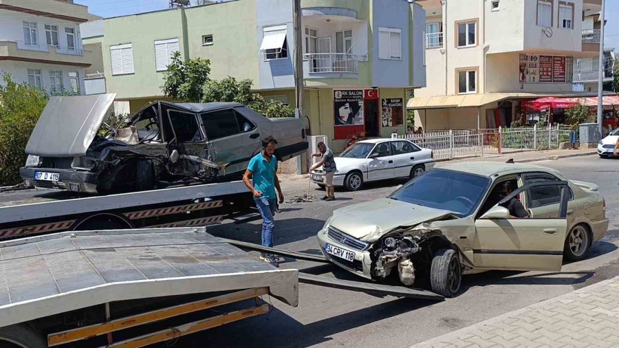 Antalya’da Kazada 3 Kişi Yaralanırken, Tofaş Şahin Hurdaya Döndü