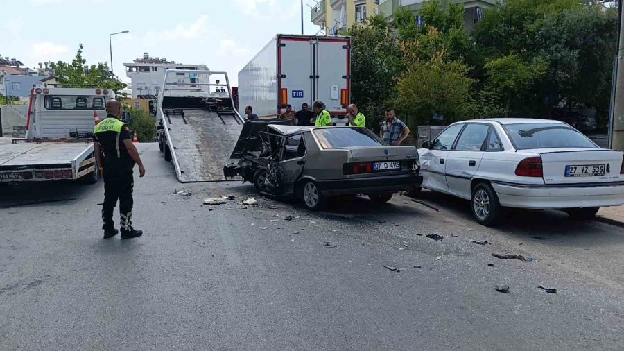 Antalya’da Kazada 3 Kişi Yaralanırken, Tofaş Şahin Hurdaya Döndü