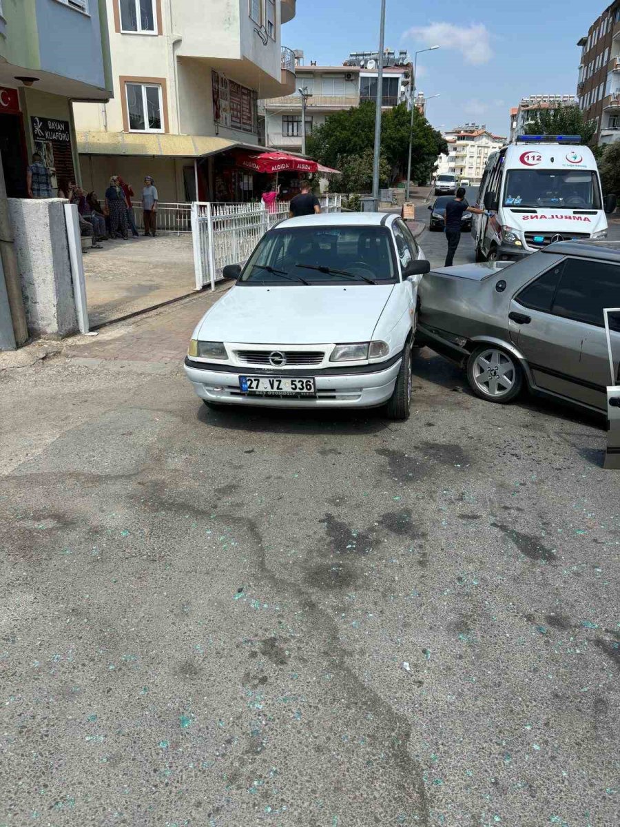 Antalya’da Kazada 3 Kişi Yaralanırken, Tofaş Şahin Hurdaya Döndü