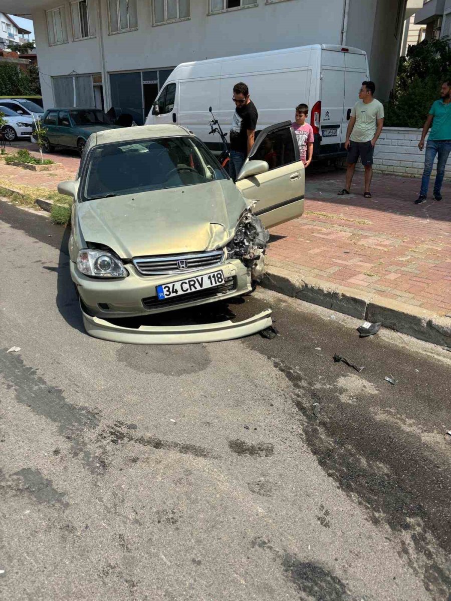 Antalya’da Kazada 3 Kişi Yaralanırken, Tofaş Şahin Hurdaya Döndü