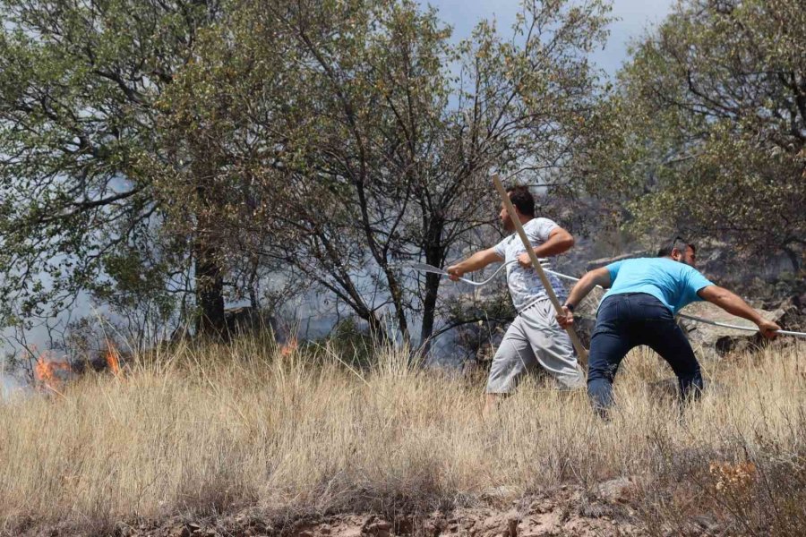 Dağlık Alanda Yangın Çıktı, Ekipler Yerleşim Yerlerine Ulaşmaması İçin Yoğun Çalışma Başlattı