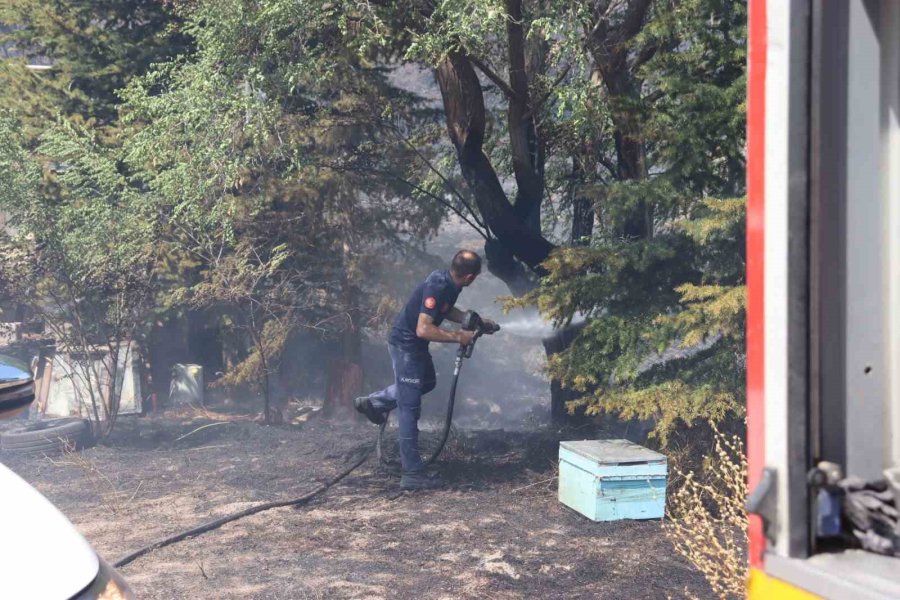 Dağlık Alanda Yangın Çıktı, Ekipler Yerleşim Yerlerine Ulaşmaması İçin Yoğun Çalışma Başlattı