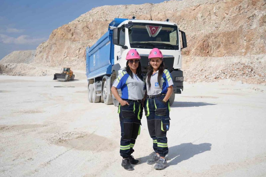 Hayallerinin Peşinden Giden İki Kadın Maden Ocağında Damperli Kamyon Şoförü Oldu