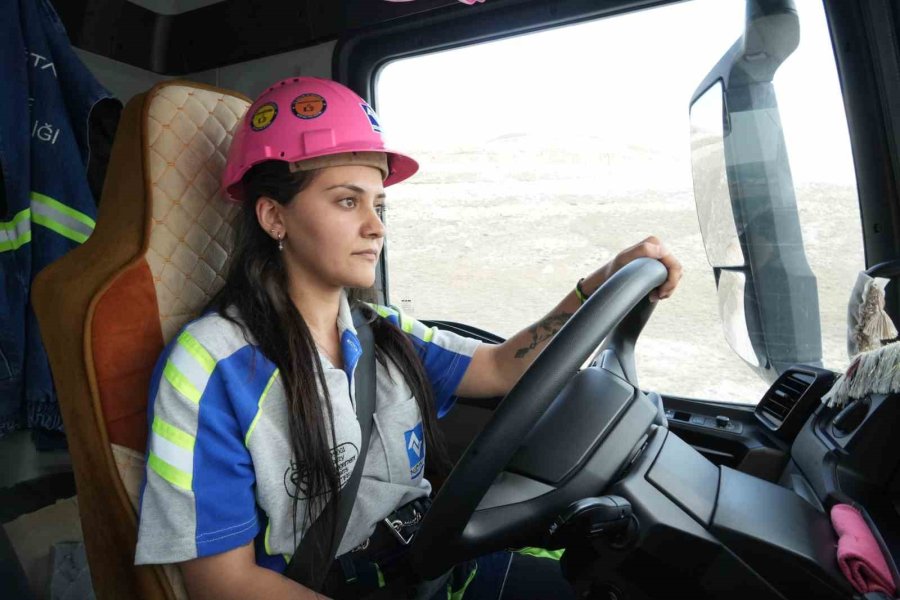 Hayallerinin Peşinden Giden İki Kadın Maden Ocağında Damperli Kamyon Şoförü Oldu