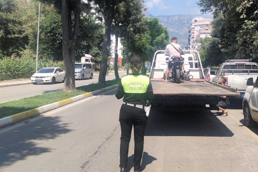 Alanya’da Kurallara Uymayan Motosiklet Sürücülerine Ceza Kesildi