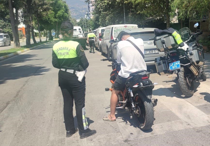 Alanya’da Kurallara Uymayan Motosiklet Sürücülerine Ceza Kesildi