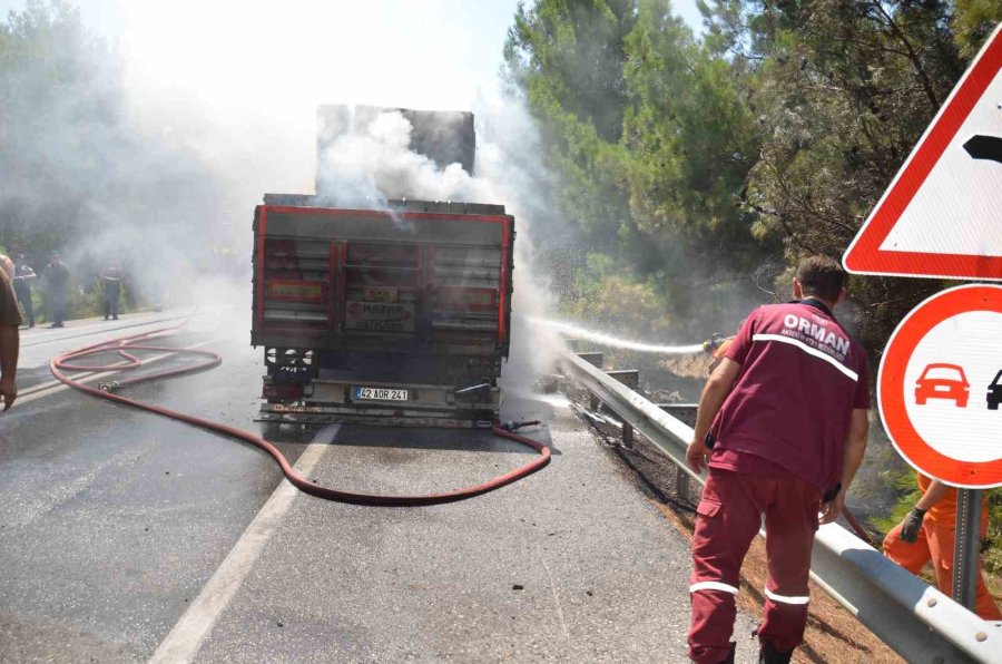 Antalya’da Briket Yüklü Tırın Dorsesi Alev Aldı