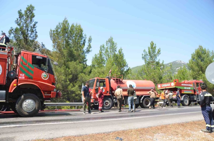 Antalya’da Briket Yüklü Tırın Dorsesi Alev Aldı