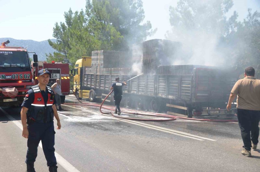 Antalya’da Briket Yüklü Tırın Dorsesi Alev Aldı