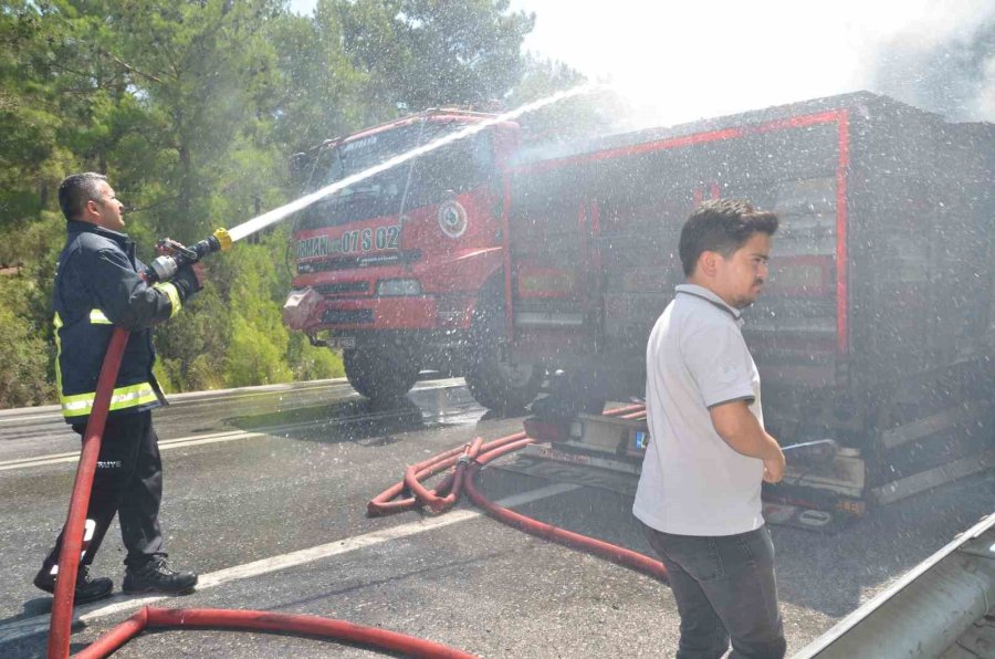 Antalya’da Briket Yüklü Tırın Dorsesi Alev Aldı