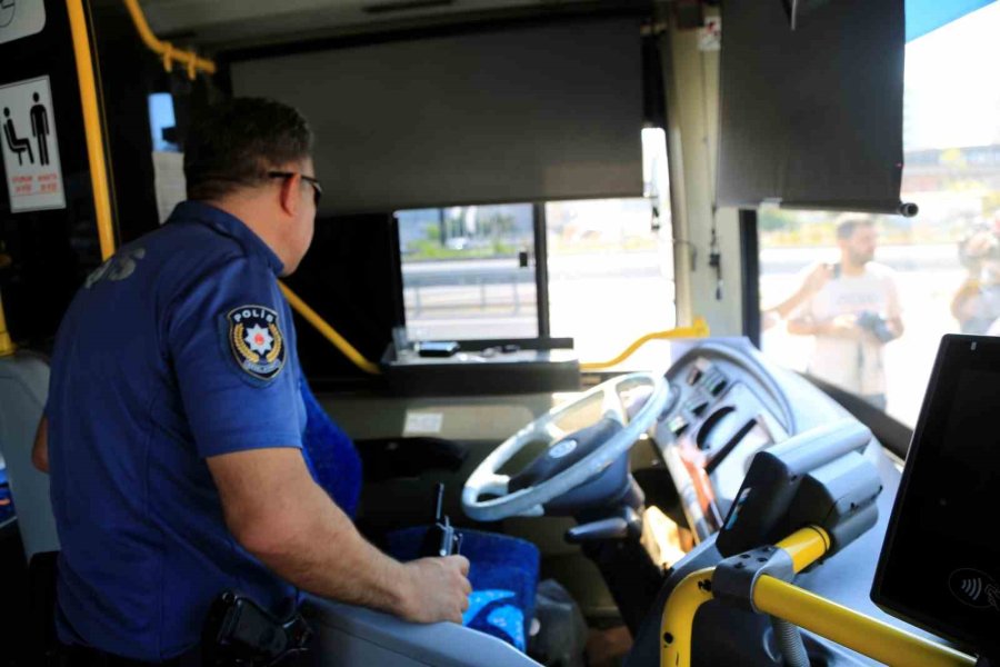 Antalya’da Bir Garip Olay: Trafikte Sürücüsü İle Tartıştığı Halk Otobüsünün Kontağını Alarak Kaçtı