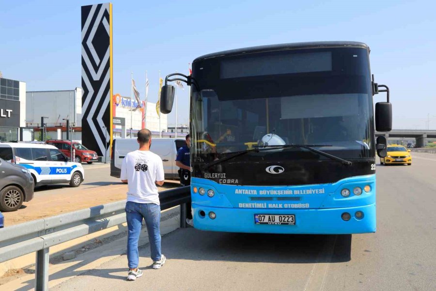 Antalya’da Bir Garip Olay: Trafikte Sürücüsü İle Tartıştığı Halk Otobüsünün Kontağını Alarak Kaçtı