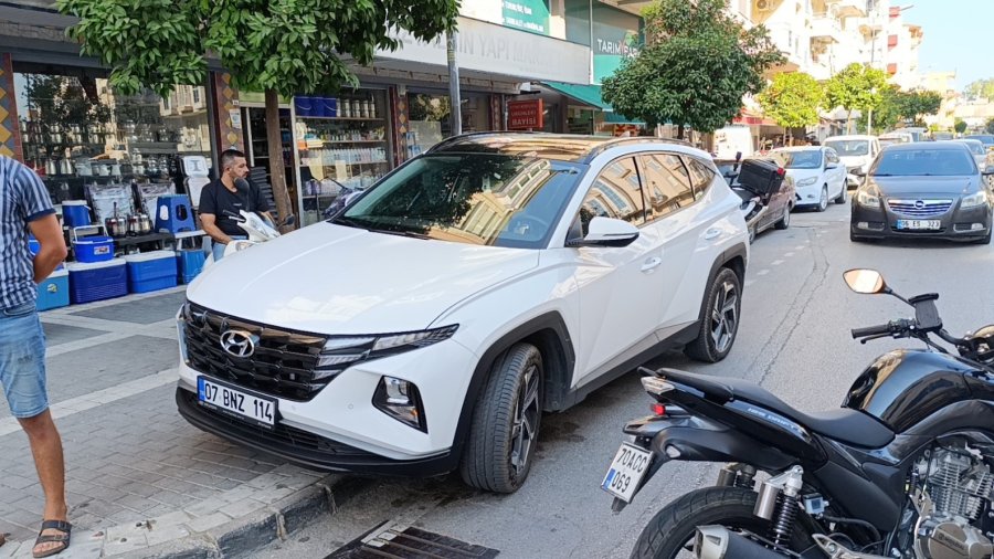 Cipin Açılan Kapısına Çarpan Motosiklet Sürücüsü Saniyelerle Ölümden Döndü