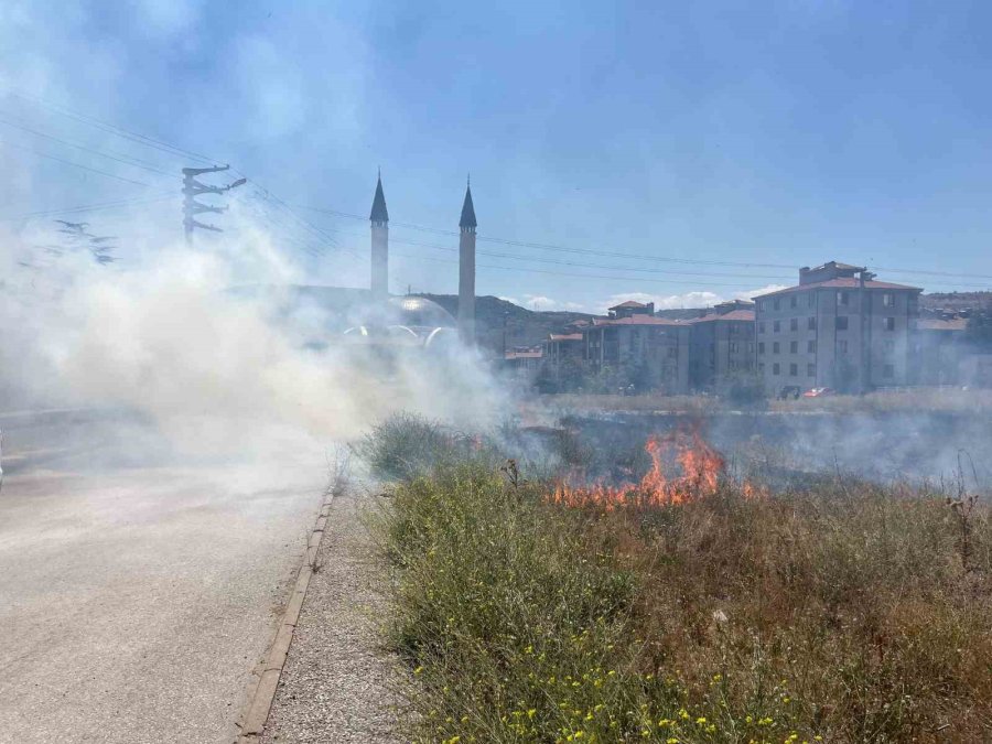 Boş Arazide Çıkan Yangın Kontrol Altına Alındı