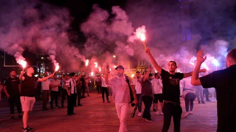 Karaman Fk’daki Yönetim Krizine Taraftarlardan Meşaleli Tepki