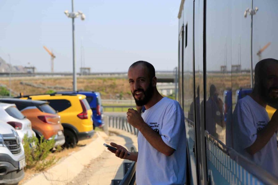 Antalya’da Bir Garip Olay: Trafikte Sürücüsü İle Tartıştığı Halk Otobüsünün Kontağını Alarak Kaçtı