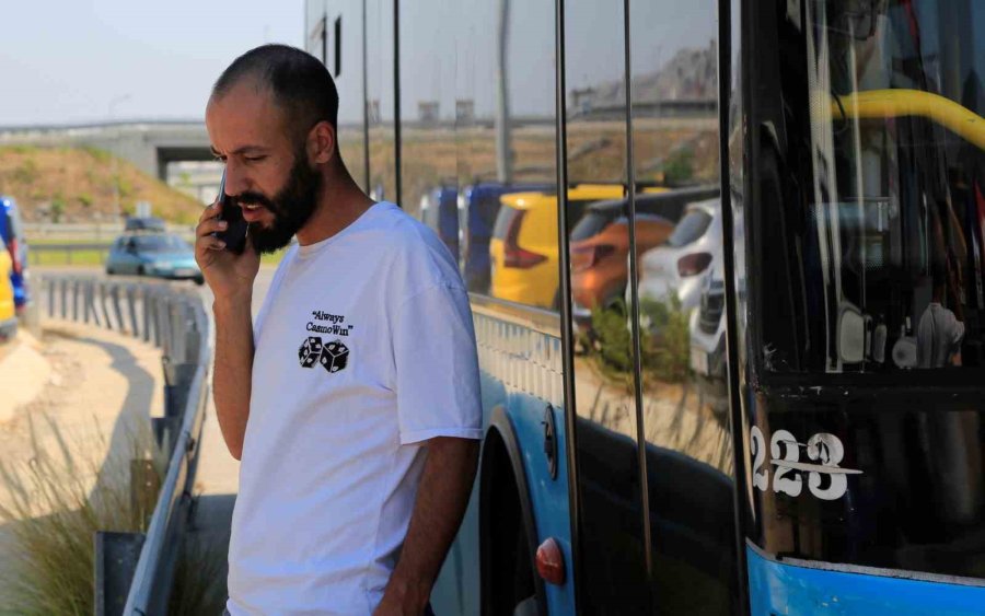 Antalya’da Bir Garip Olay: Trafikte Sürücüsü İle Tartıştığı Halk Otobüsünün Kontağını Alarak Kaçtı