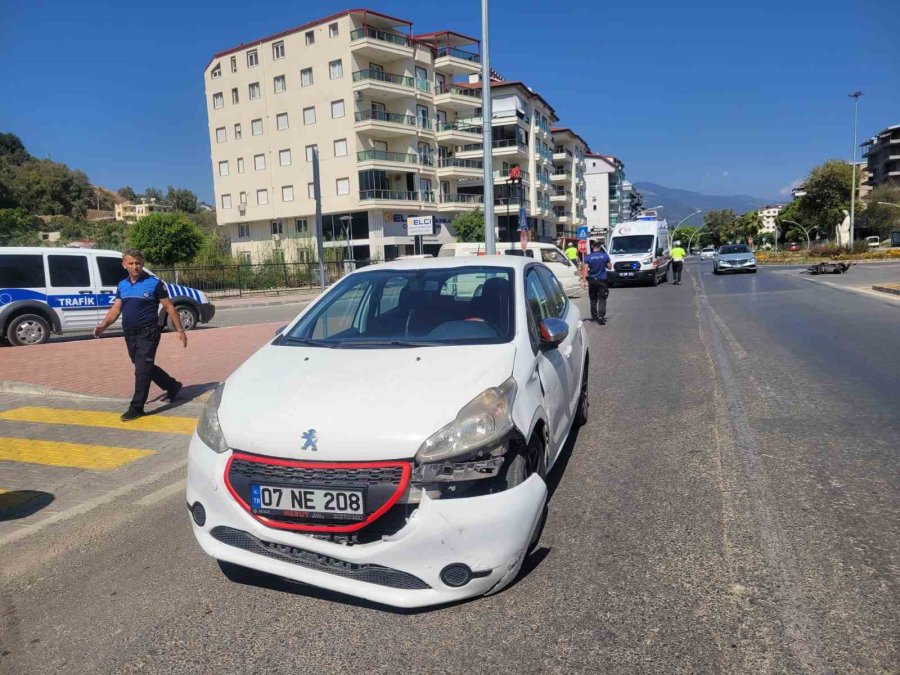 Otomobil İle Elektrikli Motosiklet Çarpıştı: 1 Yaralı