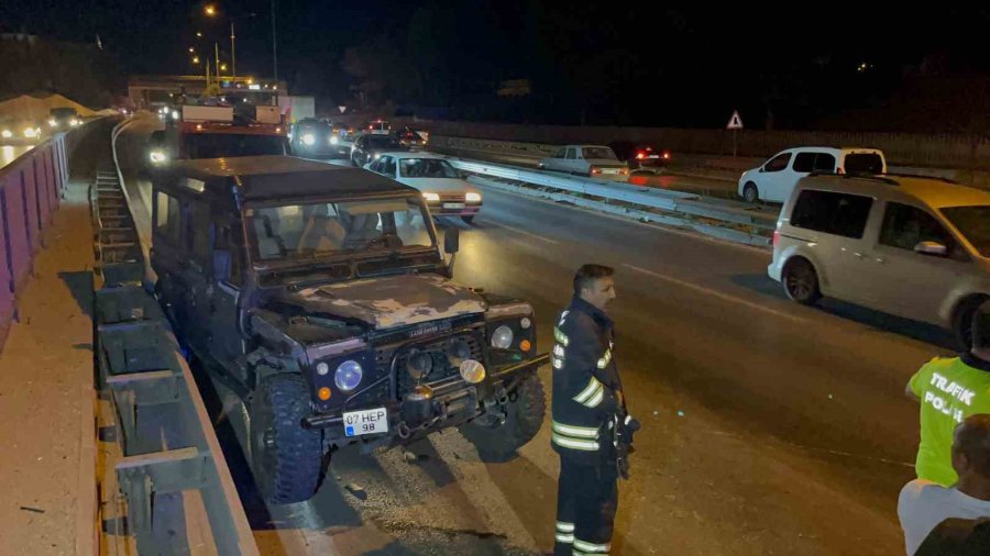 Şerit Değiştirirken Çarptığı Cip Takla Atarak Karşı Şeride Geçti