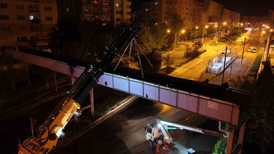 Eskişehir’e Çeyrek Asır Hizmet Veren Üst Geçidin Yıkımına Başlandı