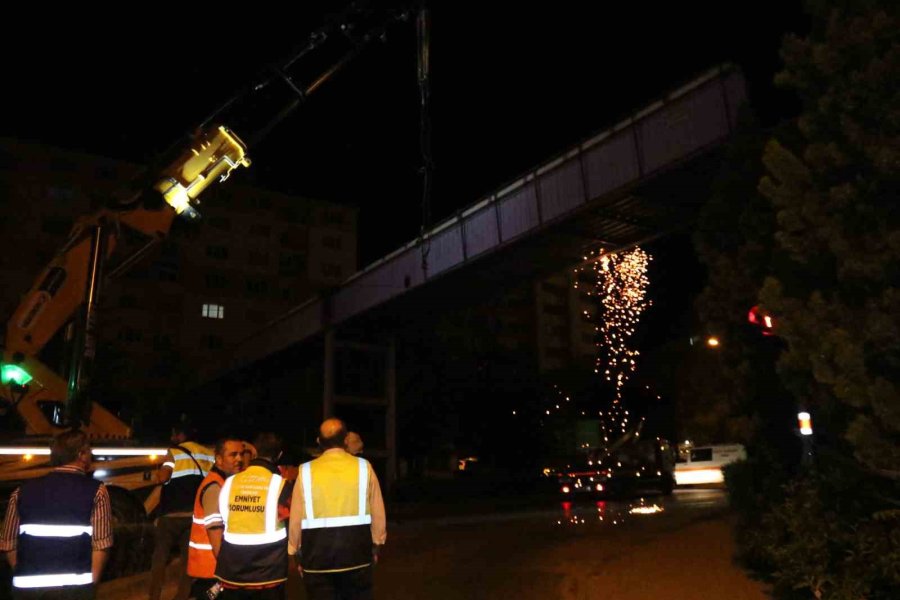 Eskişehir’e Çeyrek Asır Hizmet Veren Üst Geçidin Yıkımına Başlandı