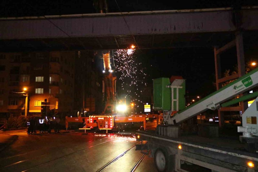 Eskişehir’e Çeyrek Asır Hizmet Veren Üst Geçidin Yıkımına Başlandı