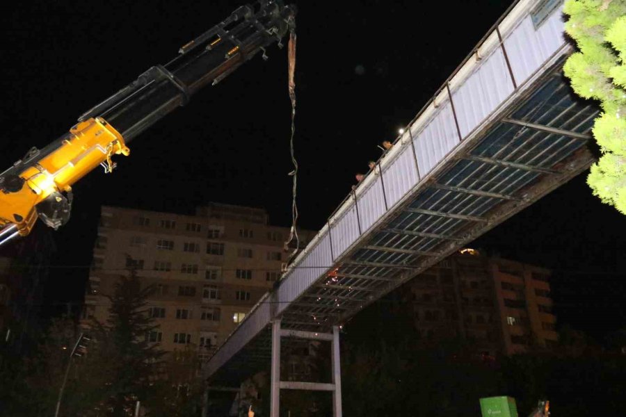 Eskişehir’e Çeyrek Asır Hizmet Veren Üst Geçidin Yıkımına Başlandı