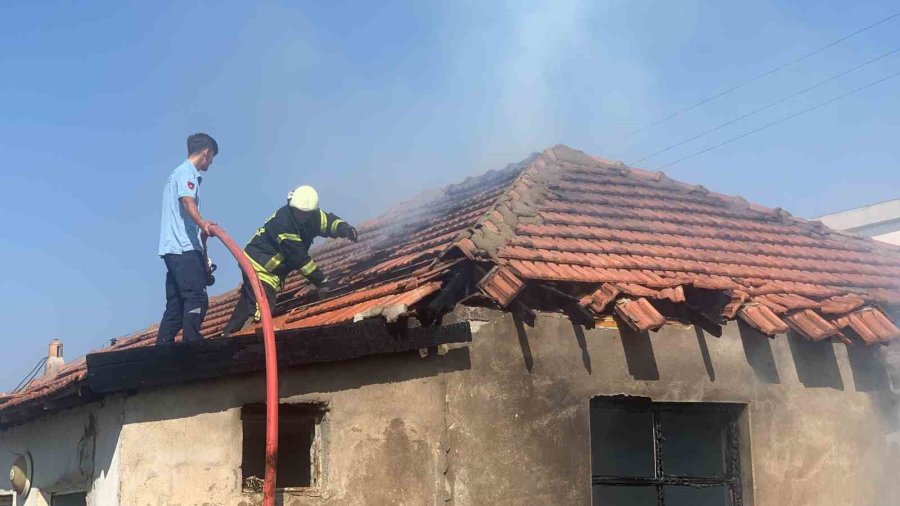 Karaman’da Tutuşan Kuru Otlar Müstakil Evi Yaktı