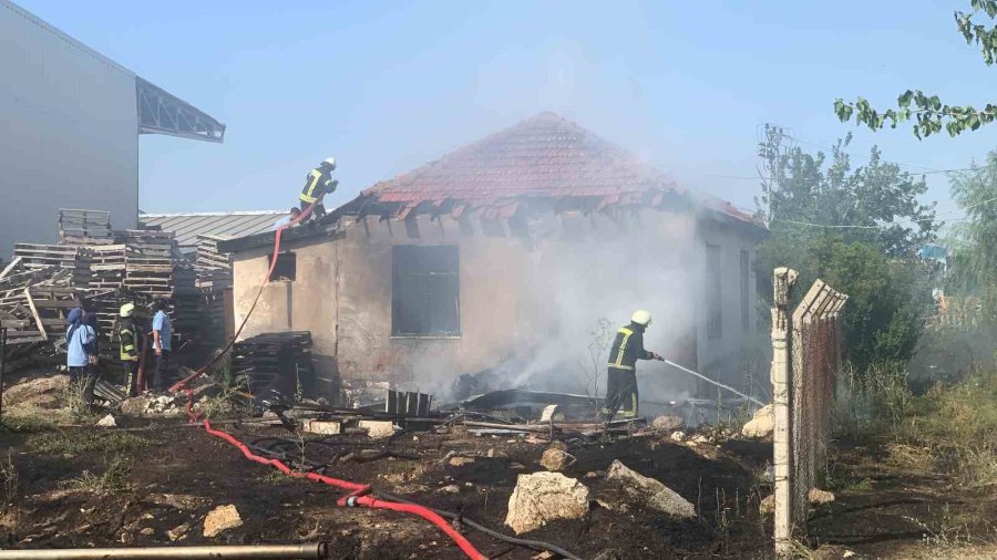 Karaman’da Tutuşan Kuru Otlar Müstakil Evi Yaktı