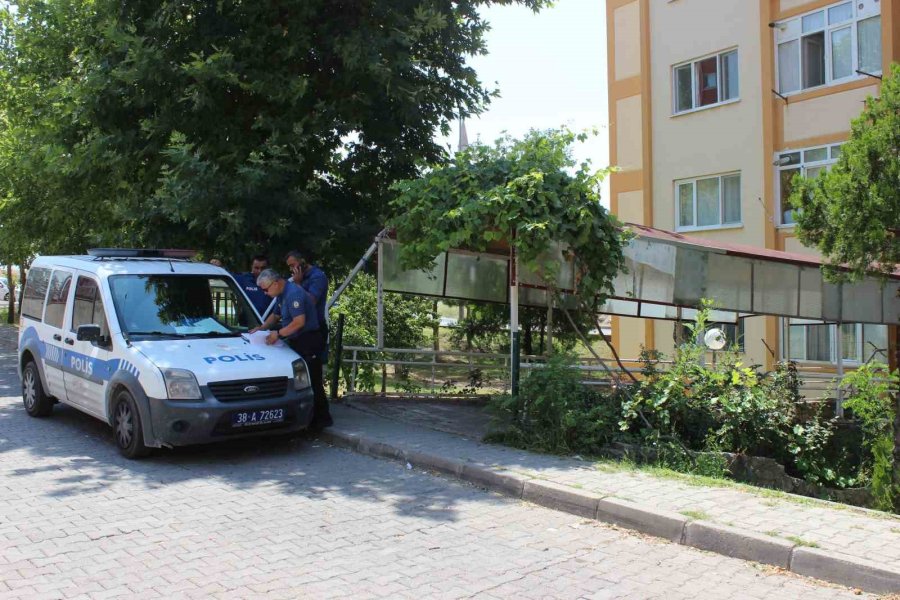 Kayseri’de 1 Saat Arayla Apartmandan Düşen 1’i Kadın 2 Kişi Ağır Yaralandı