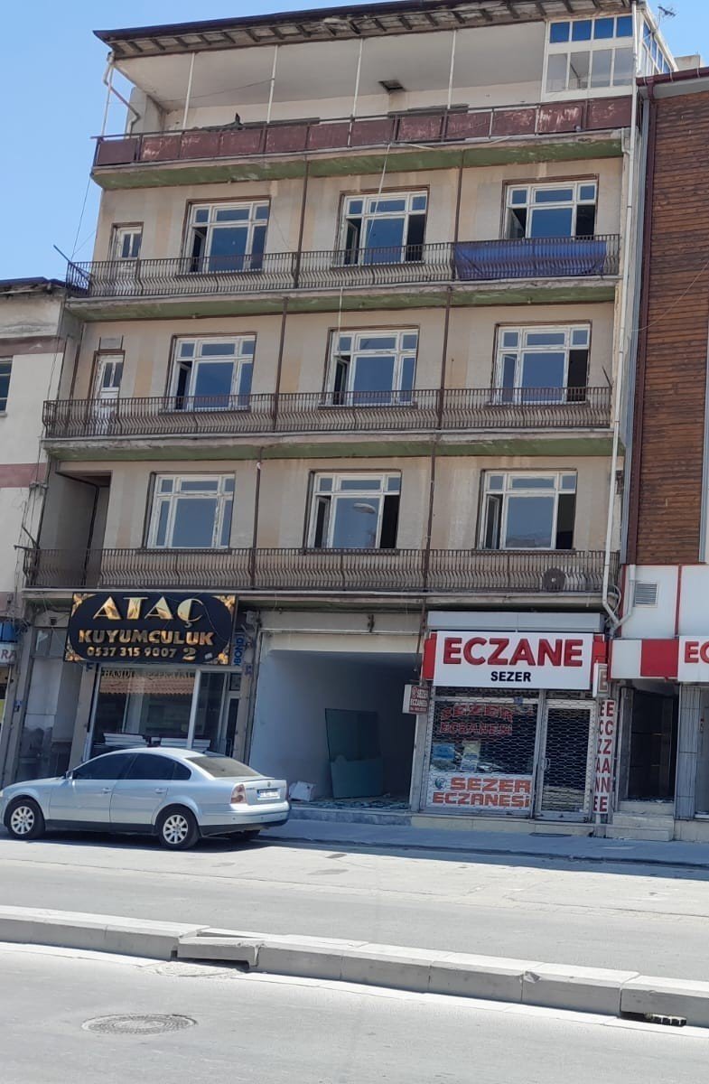 Kolonu Kırıp, Sallaya Sallaya Binayı Yıktı