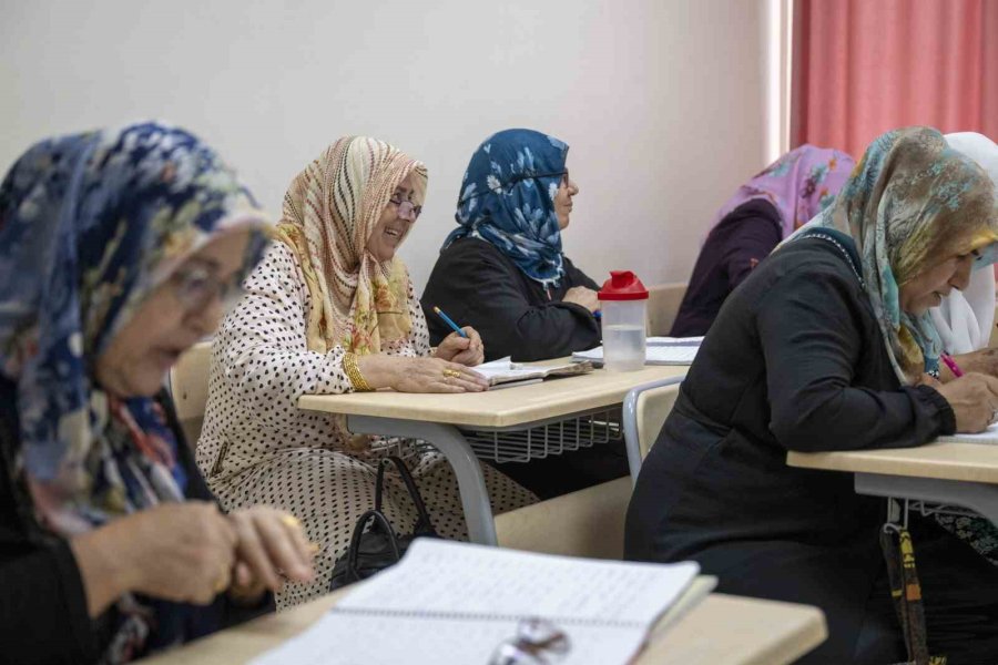 Kadınlar Okuma-yazma Öğreniyor