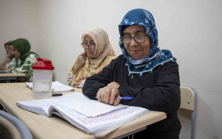 Kadınlar Okuma-yazma Öğreniyor