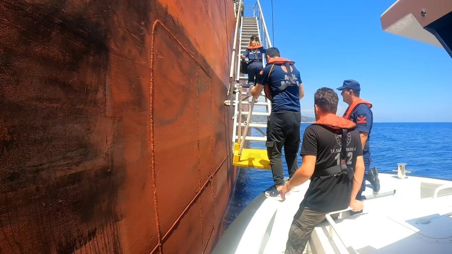 Gemide Kalp Krizi Geçiren Çalışan Sahil Güvenlik Ekiplerince Gemiden Alınarak Hastaneye Götürüldü