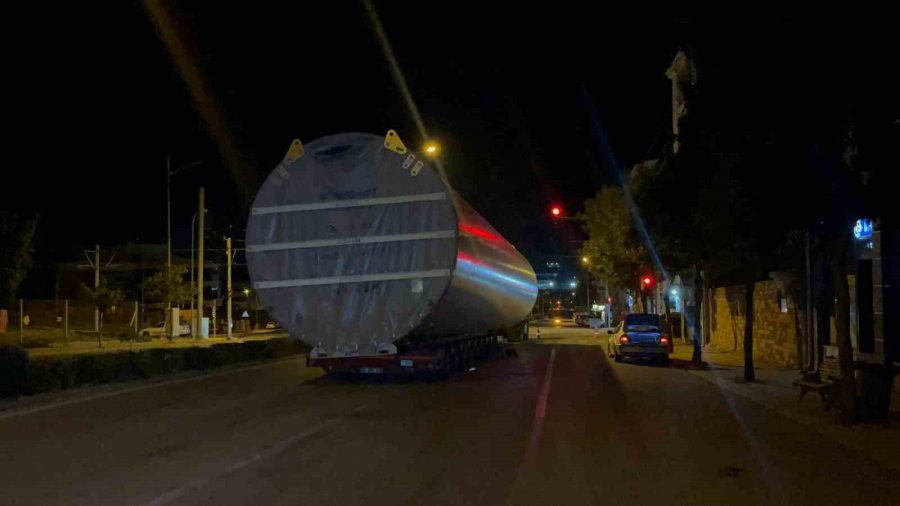 86 Tonluk Rüzgar Türbini Gövdesi Taşıyan Tır Yolda Kaldı