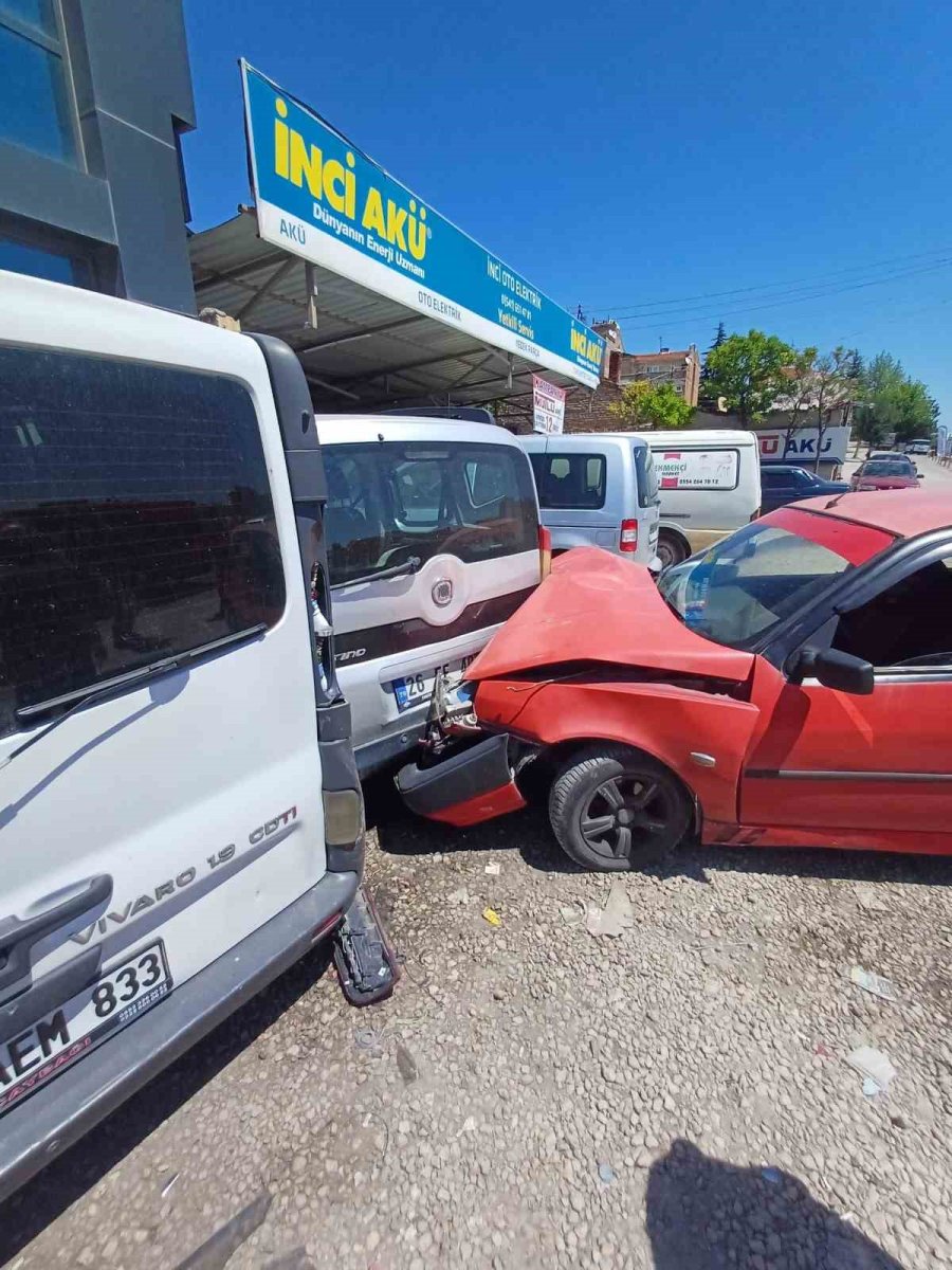 Süratli Otomobil Tamiri Biten Araçların Arasına Daldı, Facia Ucuz Atlatıldı