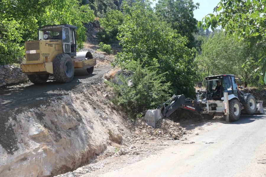 Yürüme Engelli Torunların Konforlu Ulaşımı İçin Evinin Yollarına Beton Döküldü