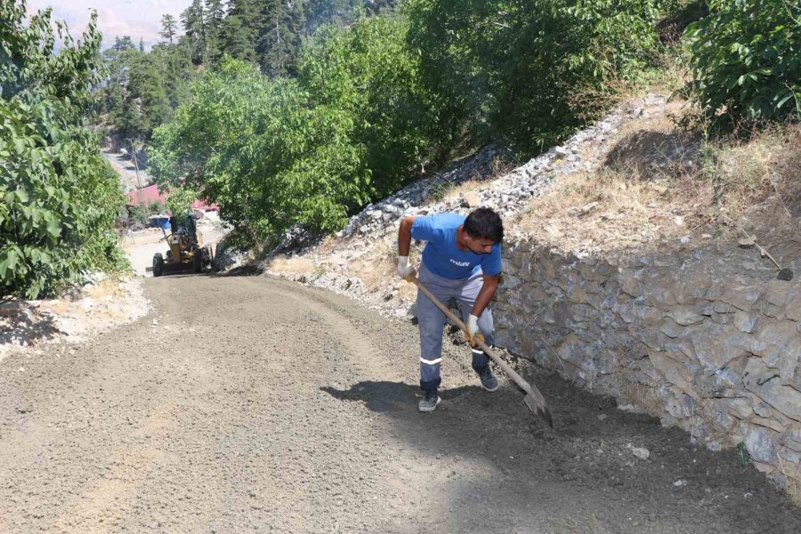 Yürüme Engelli Torunların Konforlu Ulaşımı İçin Evinin Yollarına Beton Döküldü