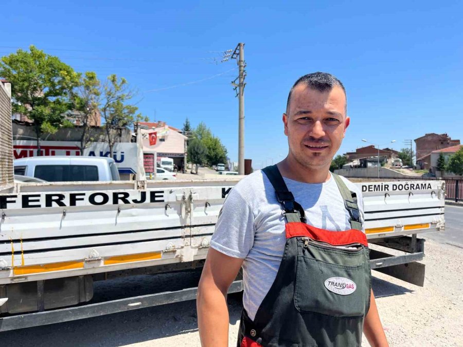 Süratli Otomobil Tamiri Biten Araçların Arasına Daldı, Facia Ucuz Atlatıldı