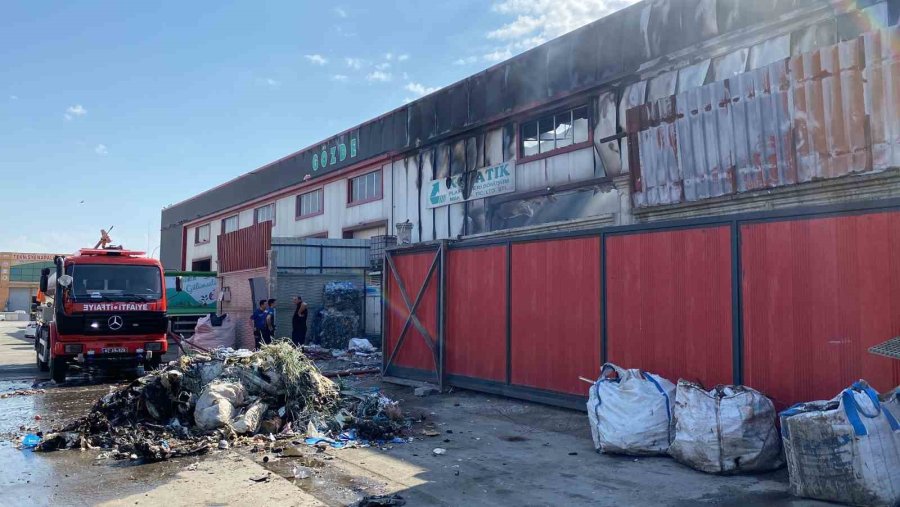 Konya’da Yanan Fabrikada Soğutma Ve Temizleme Çalışmaları Sürüyor