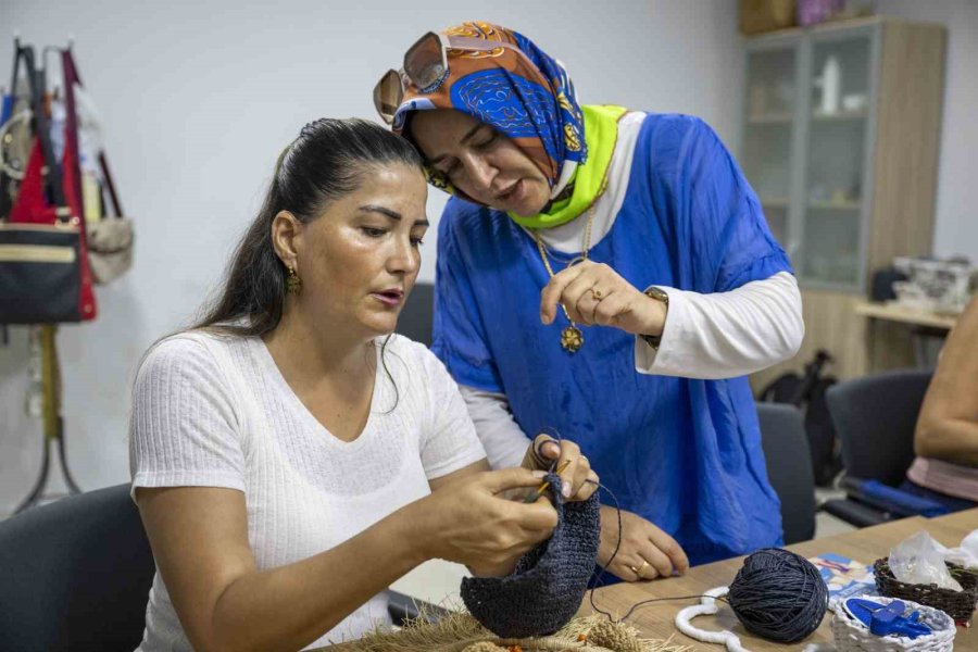 Mersin Büyükşehir Belediyesinin Meslek Edindirme Kursları İlgi Görüyor