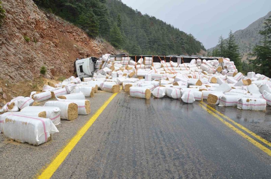 Antalya’da Saman Yüklü Tır Devrildi, Sürücü Yaralandı