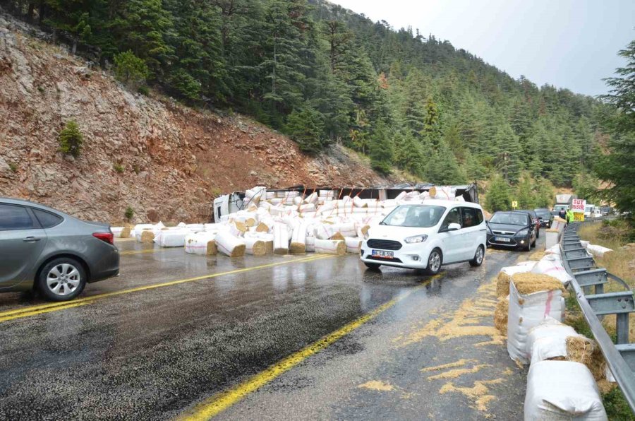 Antalya’da Saman Yüklü Tır Devrildi, Sürücü Yaralandı