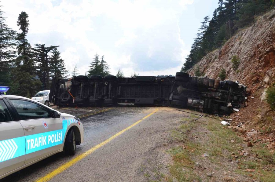 Antalya’da Saman Yüklü Tır Devrildi, Sürücü Yaralandı